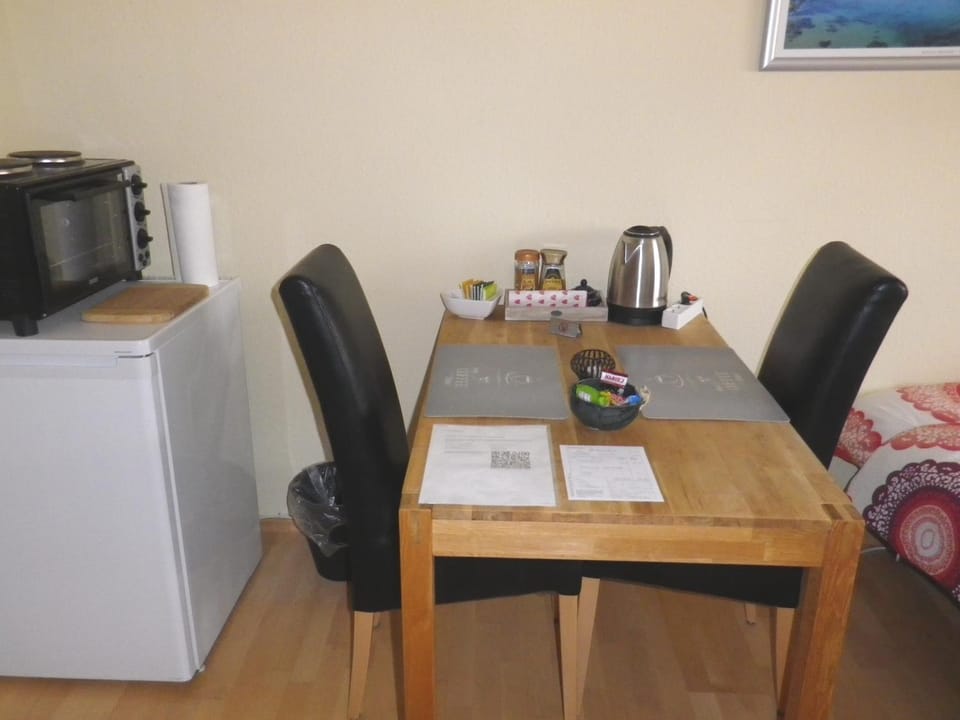 Coffee/tea facilities, Kitchen or kitchenette, Dining area, minibar