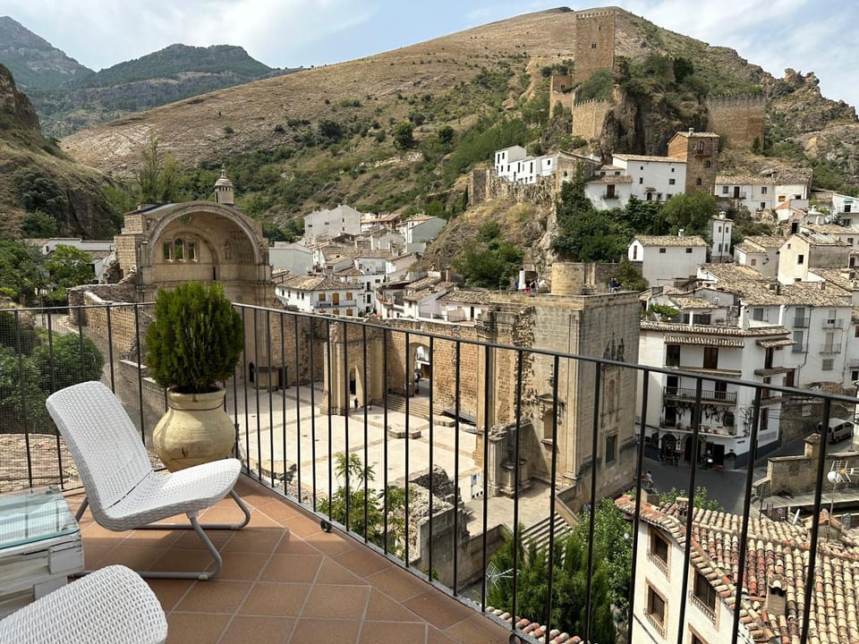 Balcony/Terrace, City view, Mountain view