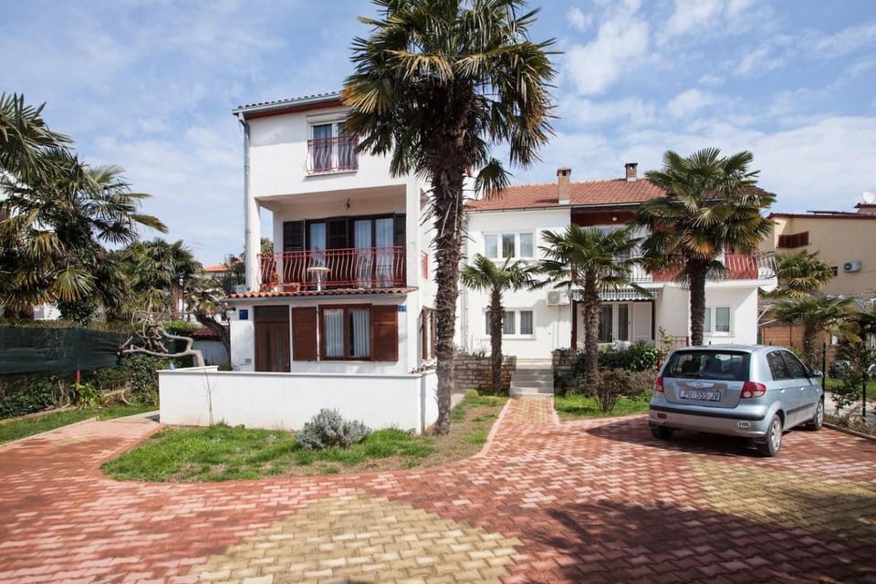 Property building, Day, Garden, Street view, Location, Parking