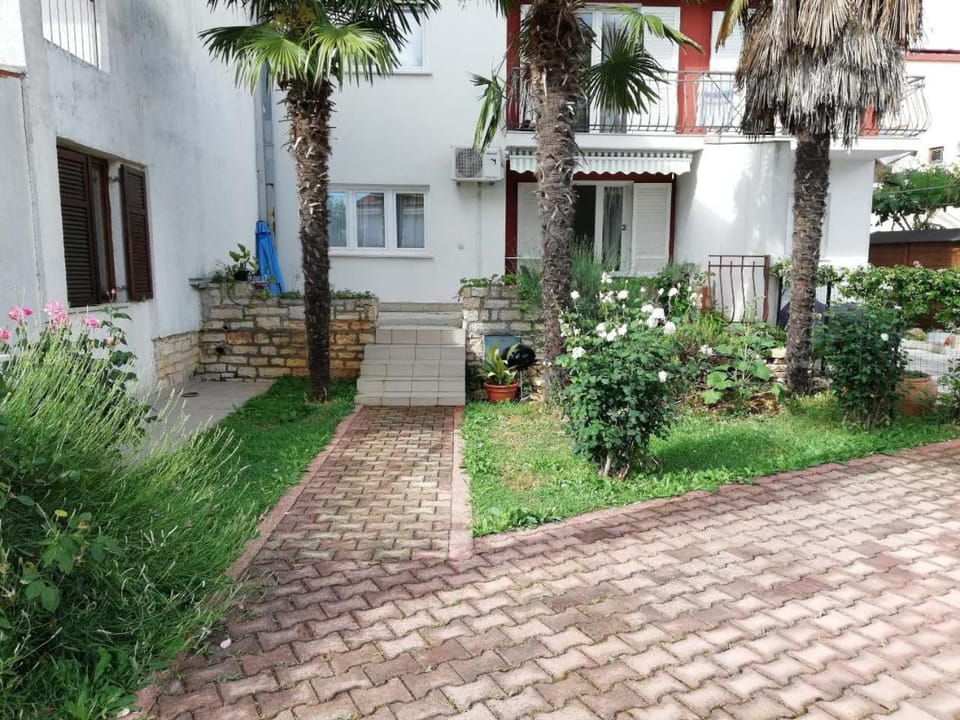 Property building, Day, Garden, Garden view, Street view