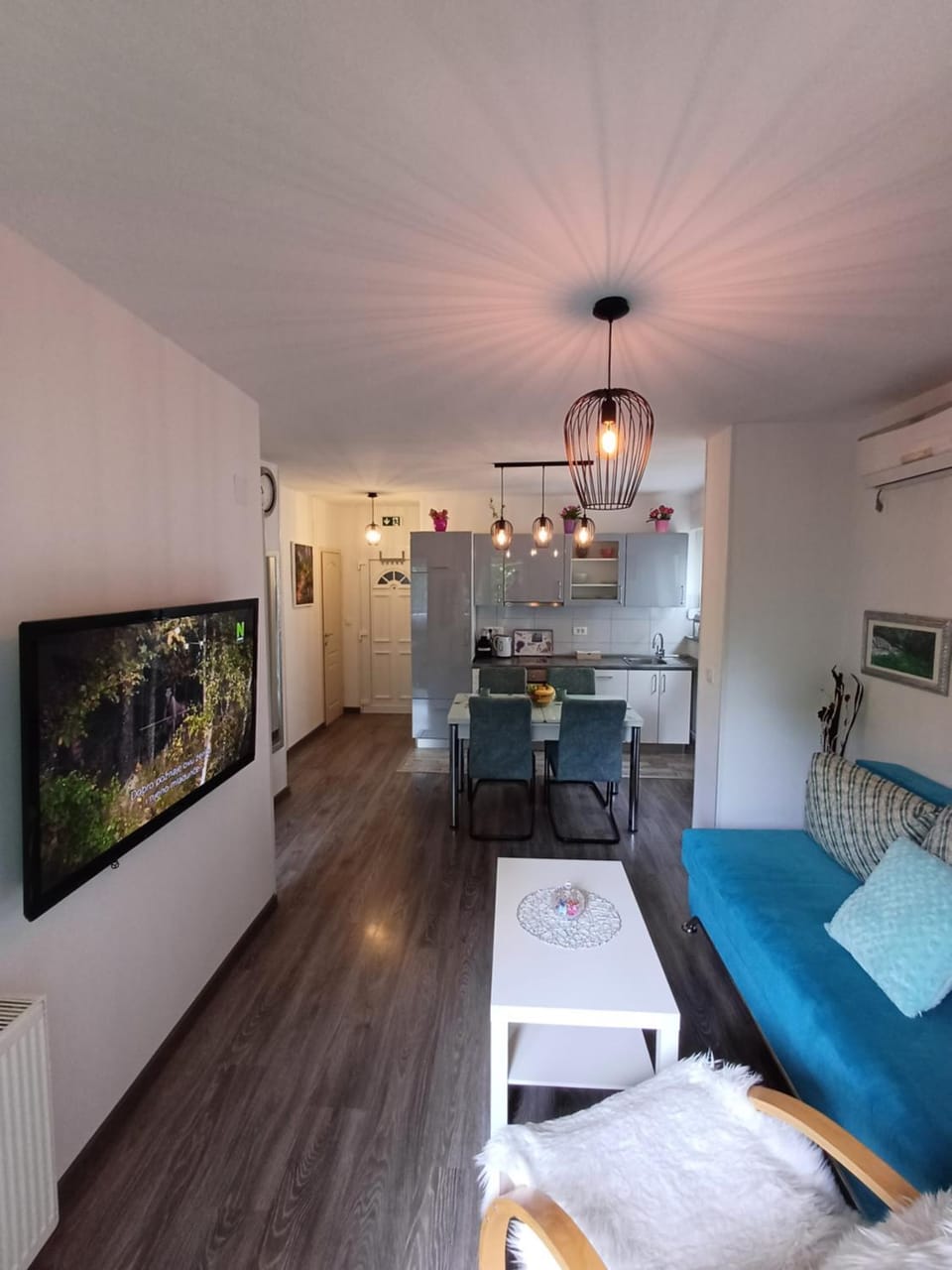 TV and multimedia, Living room, Seating area, Dining area, air conditioner