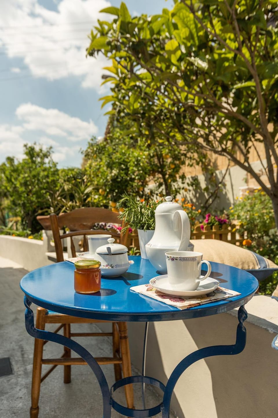 Splendid Views from a Cozy Cottage with a Garden Terrace Apartment in Athens