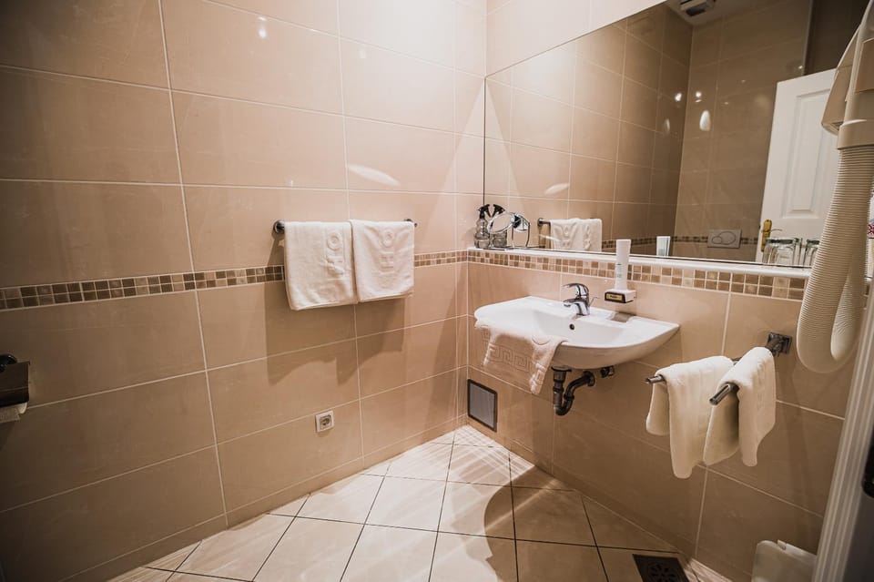 Bathroom, towels