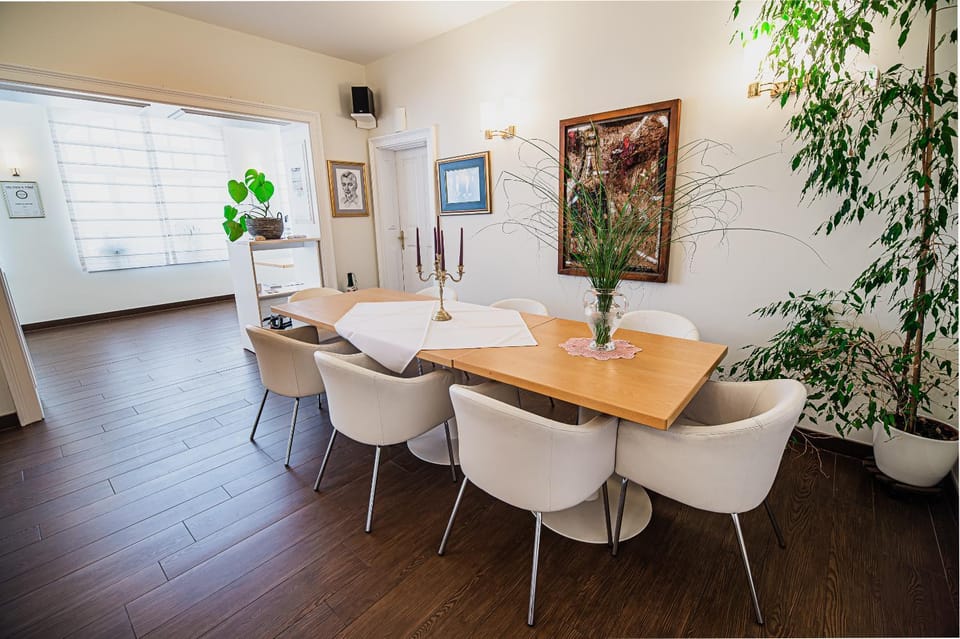 Decorative detail, Seating area, Dining area, internet