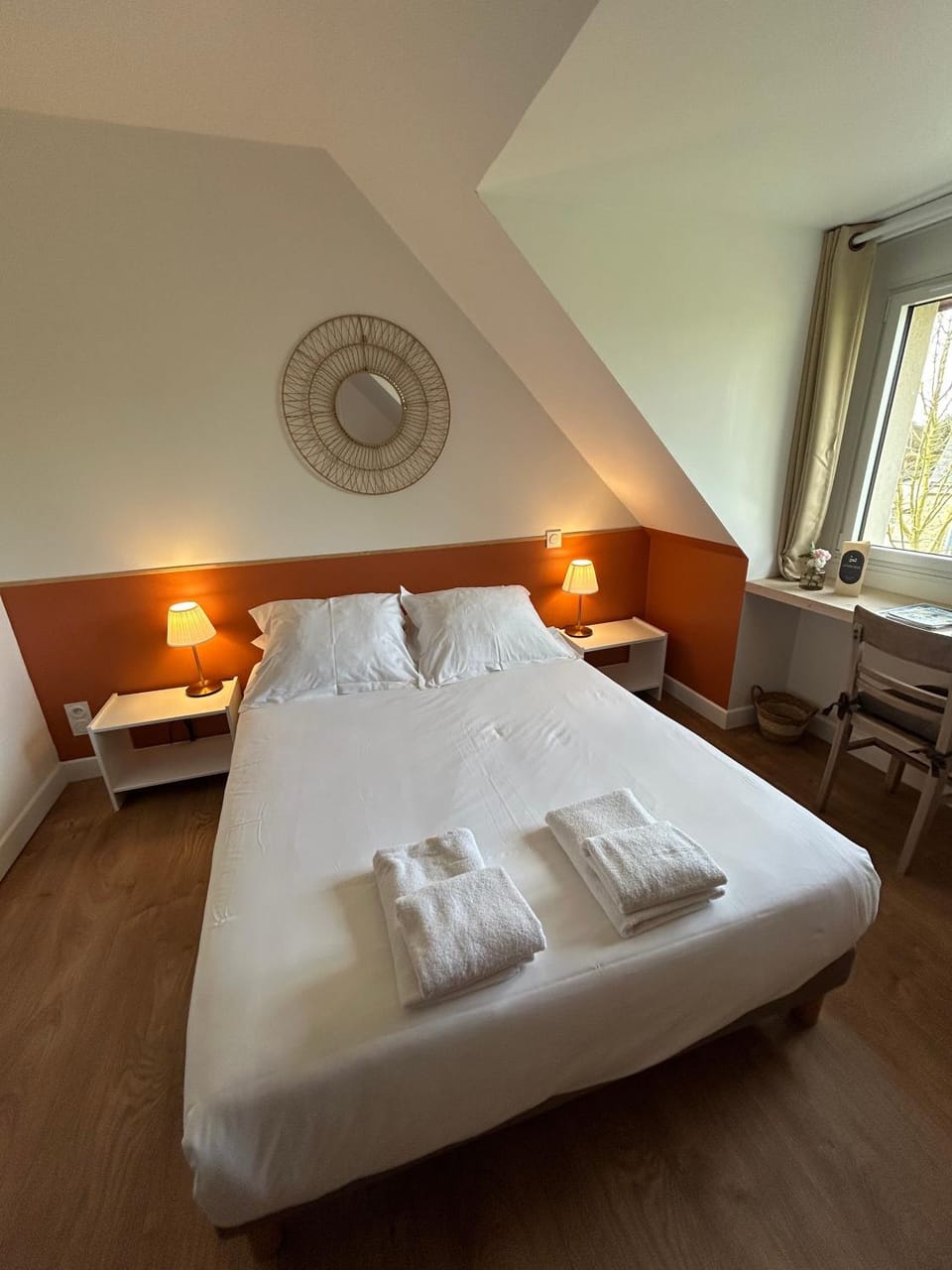 Photo of the whole room, Bedroom