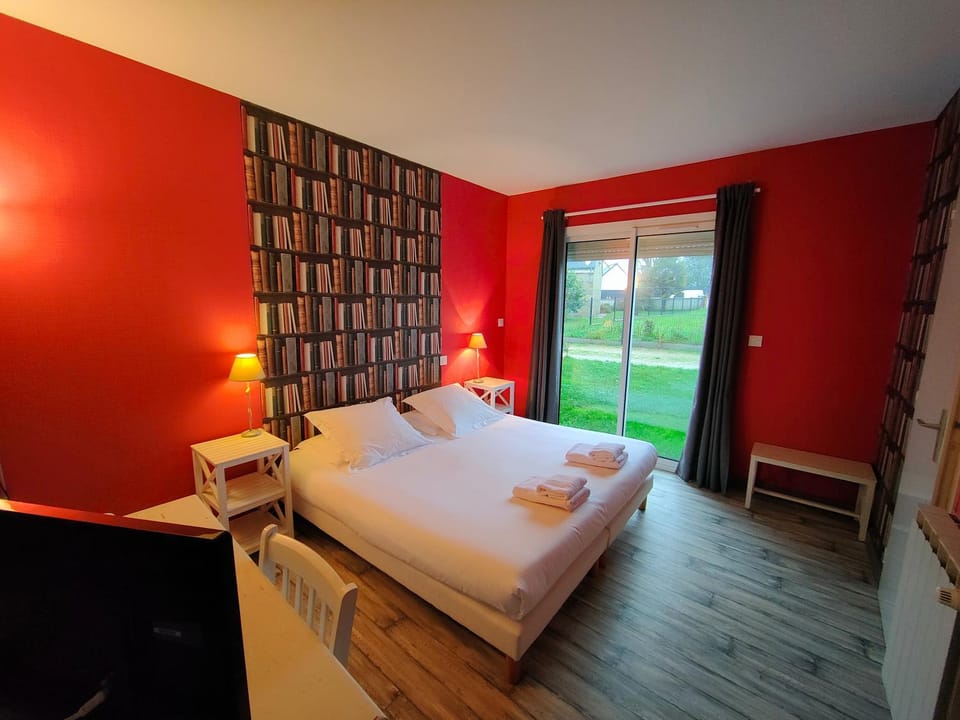 Photo of the whole room, Bedroom