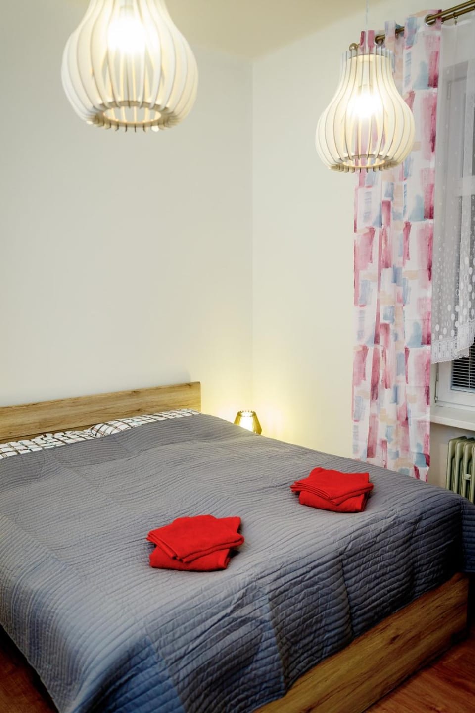 Bed, towels