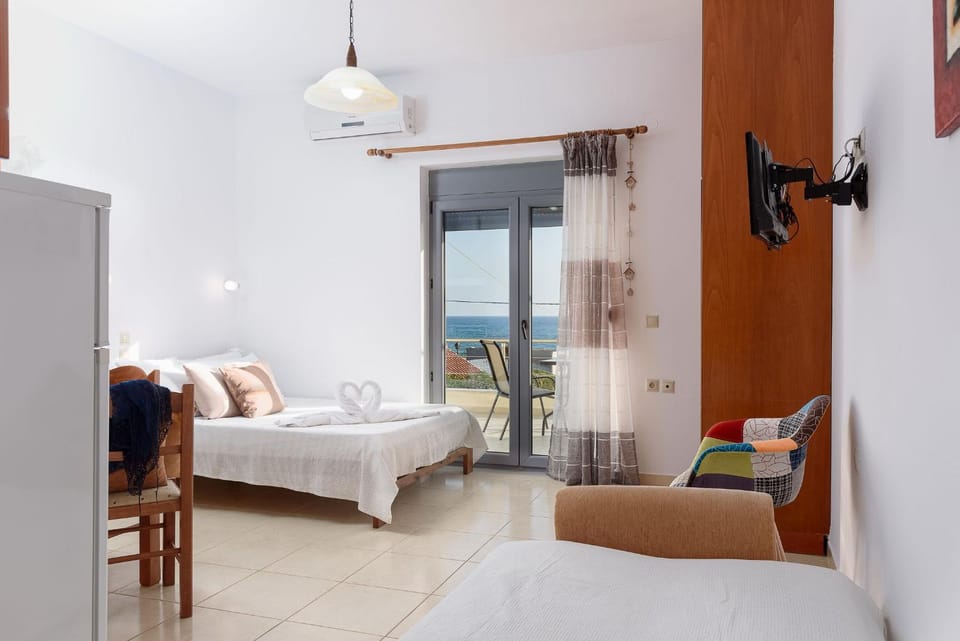 Photo of the whole room, Sea view