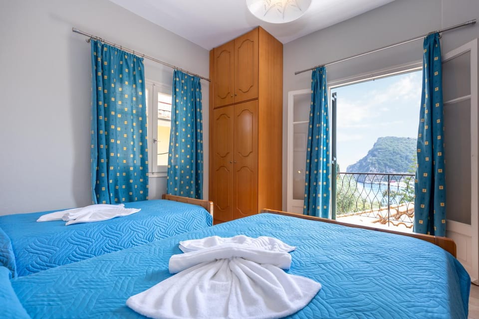 Bed, View (from property/room), Photo of the whole room, Bedroom