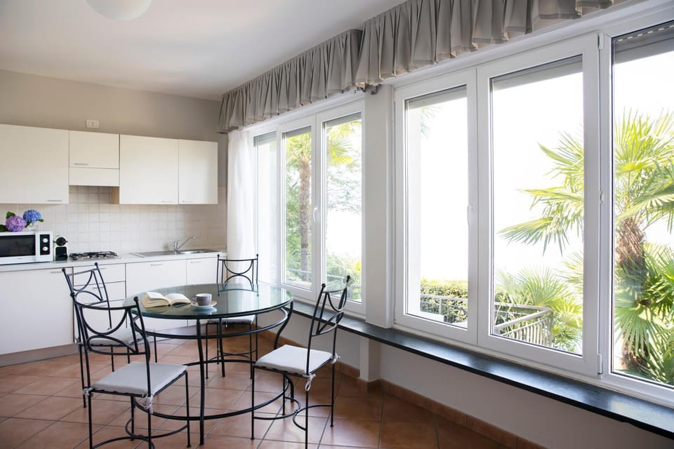View (from property/room), Kitchen or kitchenette, Dining area, Garden view, pet friendly, stove