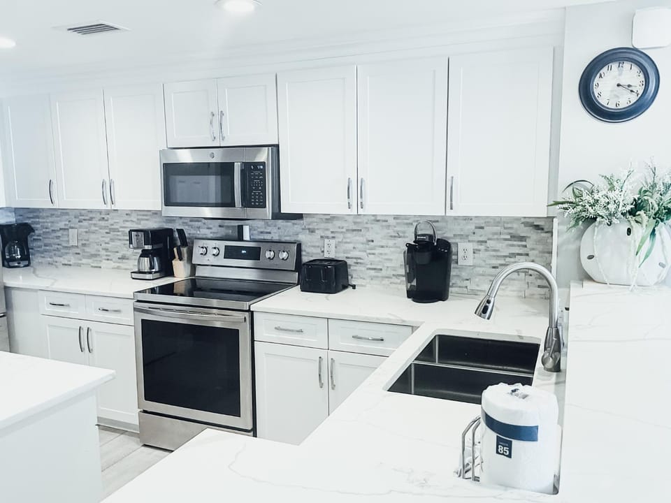 Coffee/tea facilities, minibar, pet friendly, pet friendly, stove, stove, kitchen, kitchen, air conditioner, air conditioner