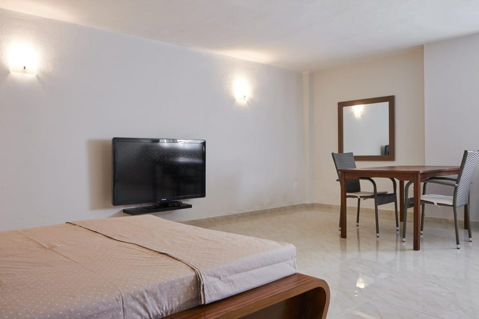 Bed, TV and multimedia, Living room