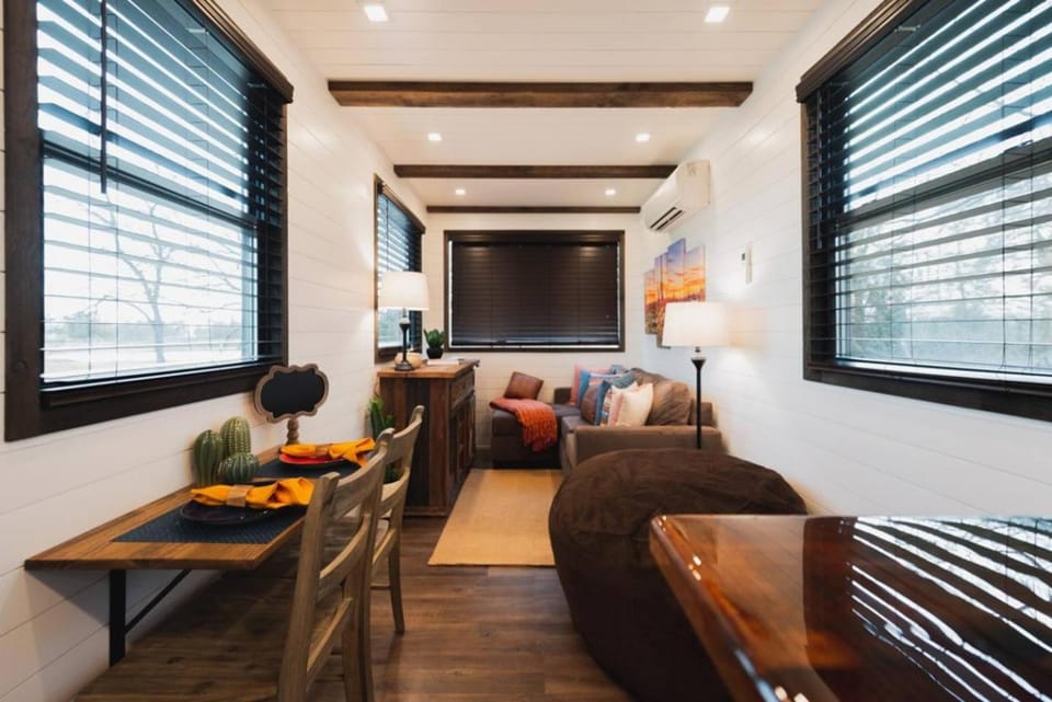 The Hacienda Beautiful New Container Home 12 min to Magnolia House in Waco