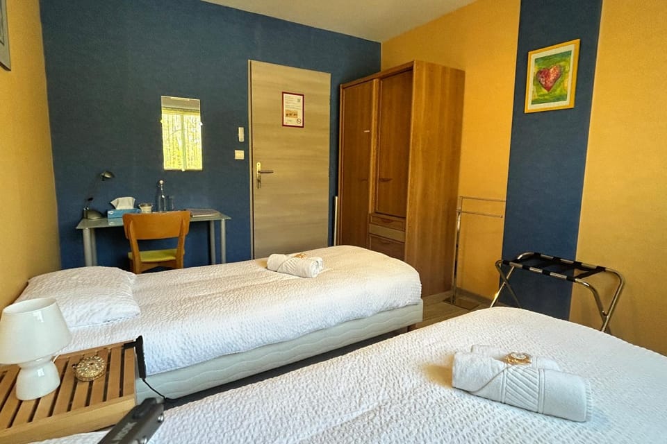 Bed, Photo of the whole room, wardrobe
