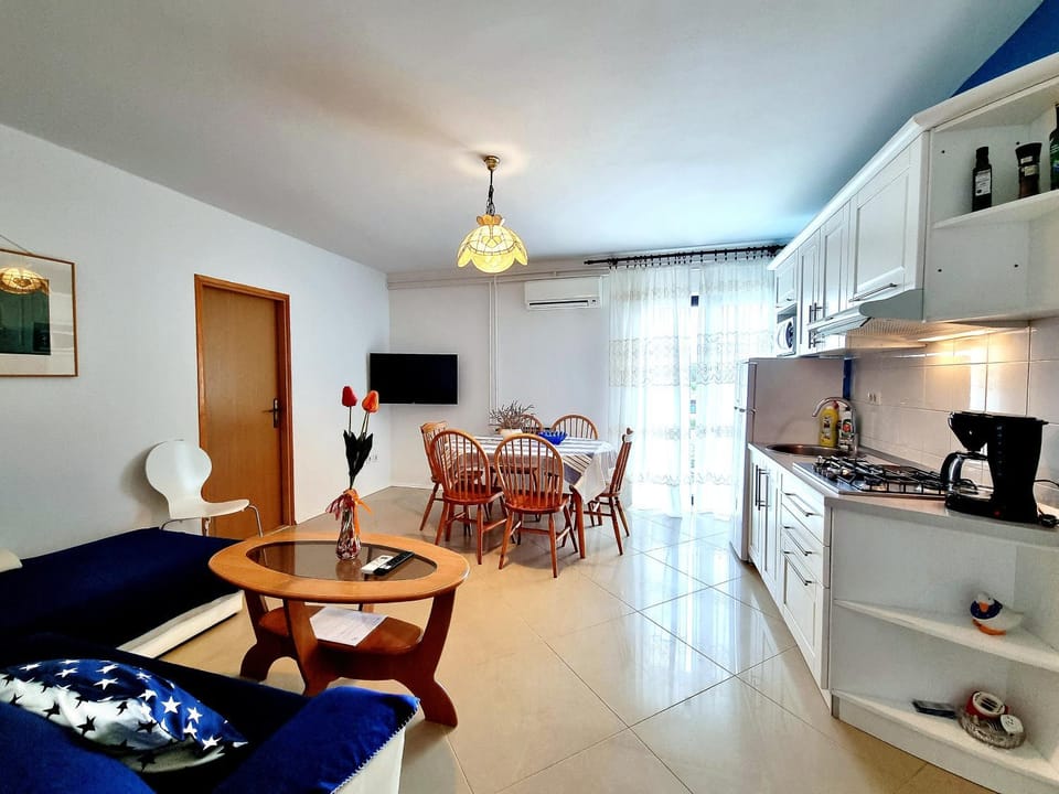 Kitchen or kitchenette, Living room, Seating area, Dining area, minibar, oven, stove, toaster