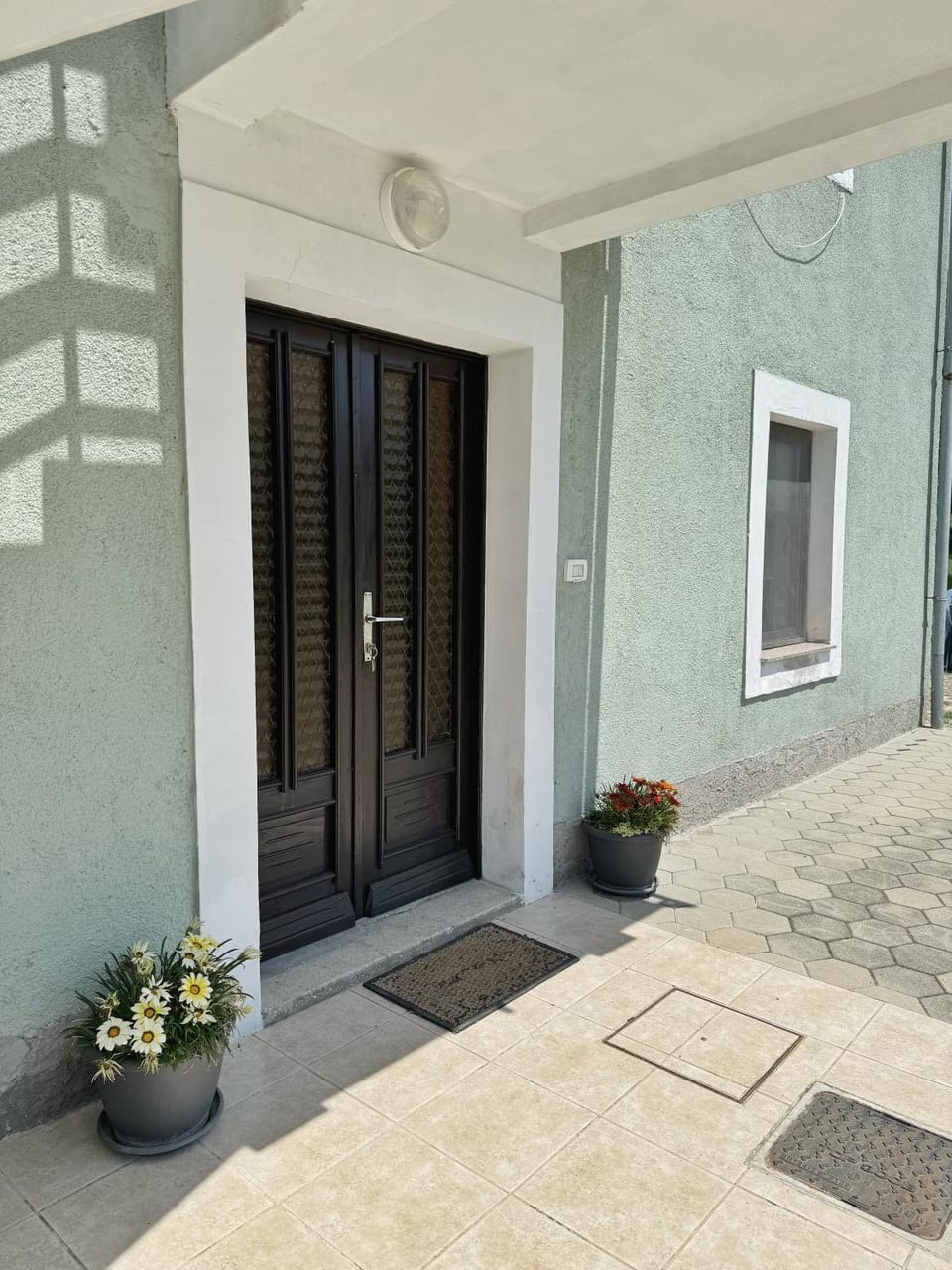 Facade/entrance