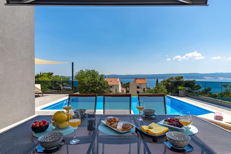 Property building, Balcony/Terrace, Dining area, Sea view, Swimming pool