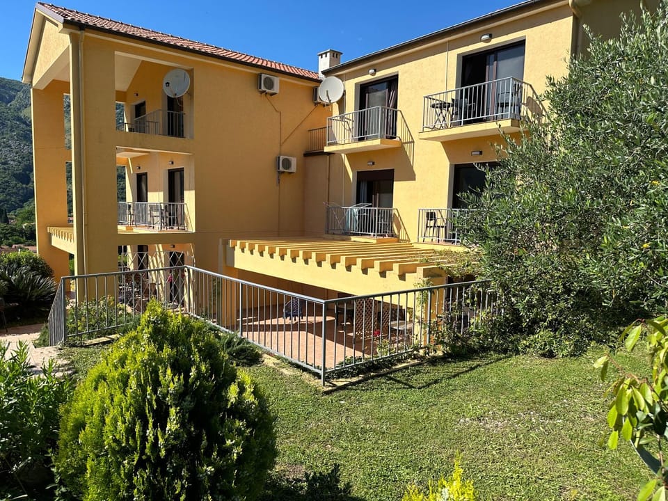 Property building, Day, Garden, Garden view