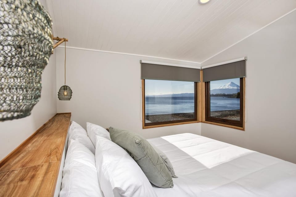 Bed, Photo of the whole room, Bedroom, Lake view, Landmark view