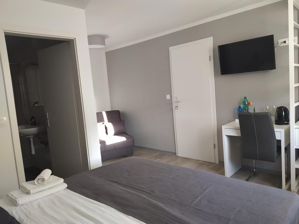 Bed, TV and multimedia, Photo of the whole room, Seating area