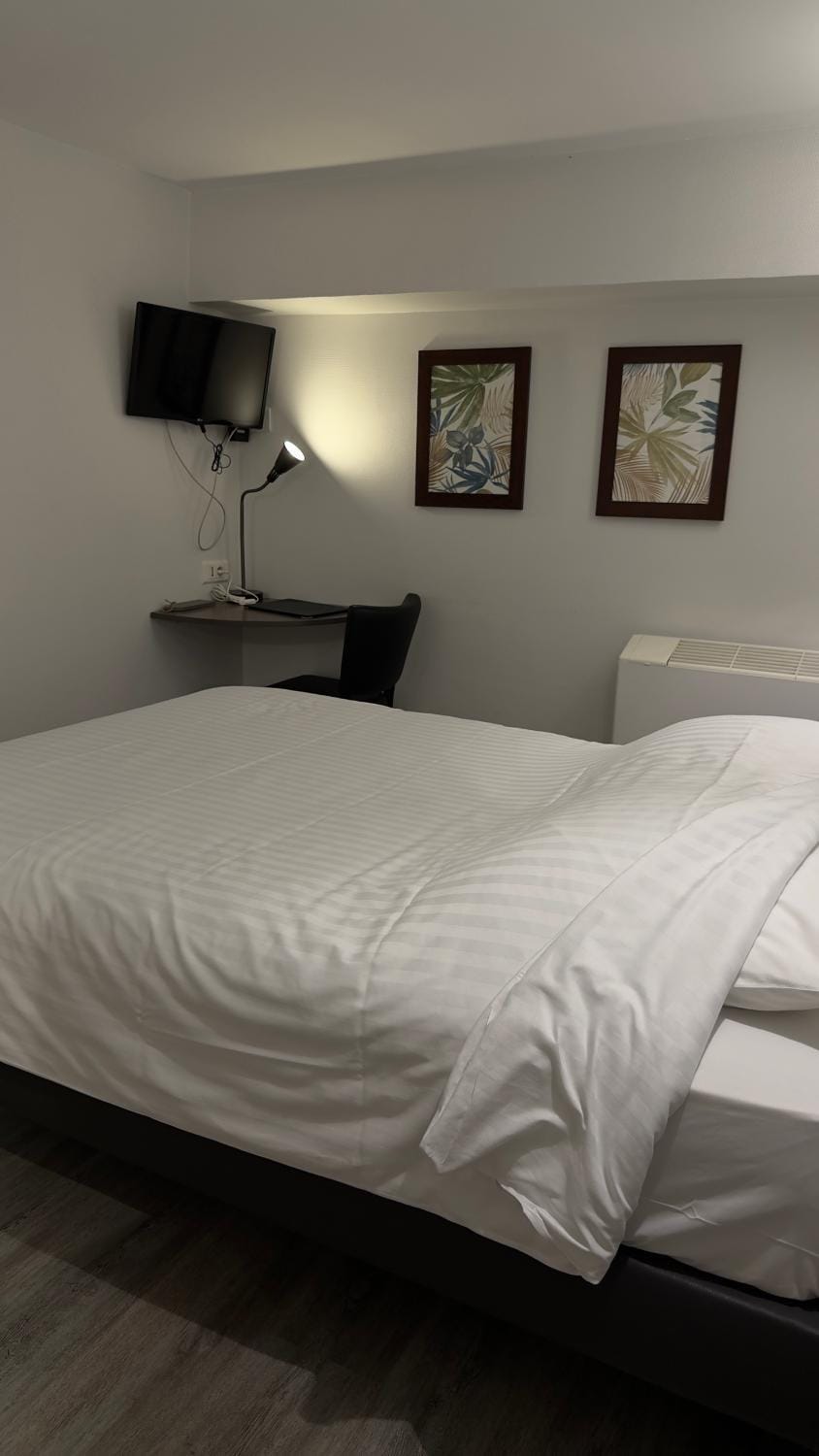 Bed, TV and multimedia, Photo of the whole room, Bedroom