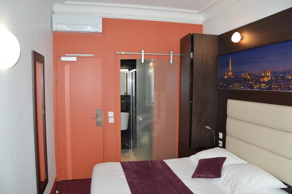 Bedroom, Street view, Quiet street view