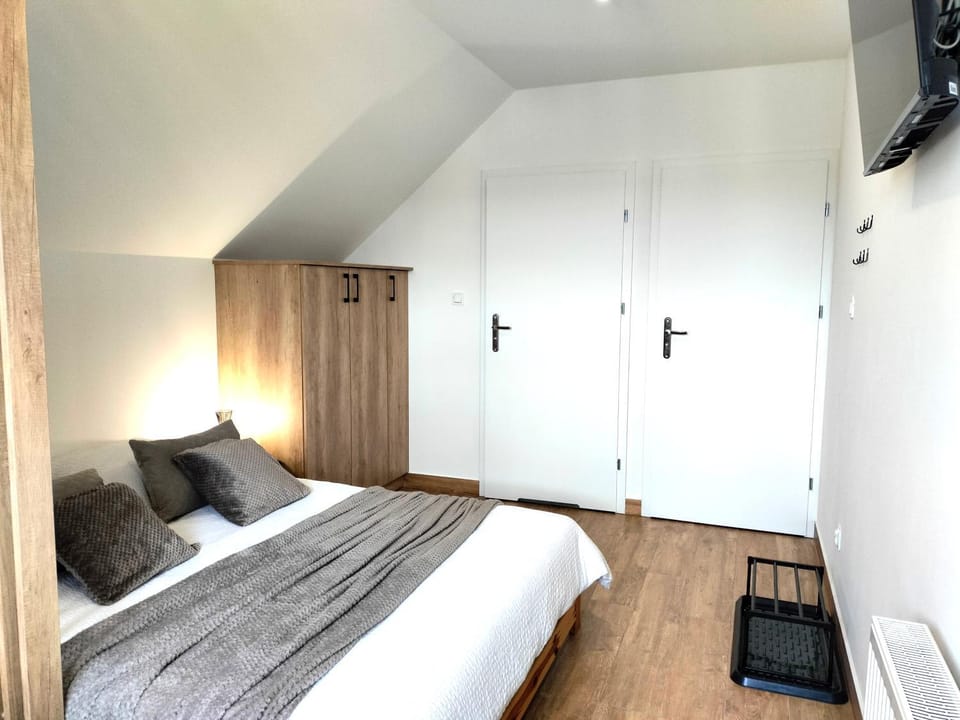Bed, TV and multimedia, Photo of the whole room, Bedroom, wardrobe