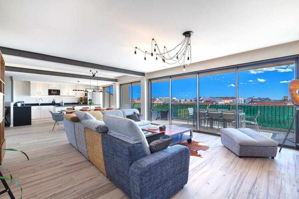 Communal lounge/ TV room, View (from property/room), View (from property/room), Balcony/Terrace, Balcony/Terrace, Living room, Banquet/Function facilities, Seating area, Meeting/conference room, Seasons