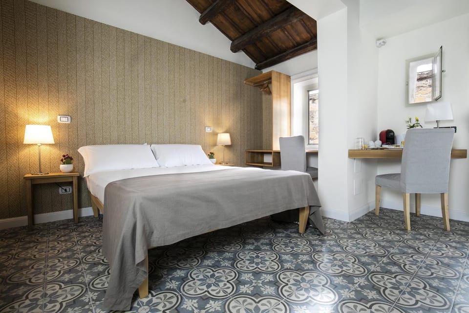 Coffee/tea facilities, Photo of the whole room, Decorative detail, Seating area, Bedroom