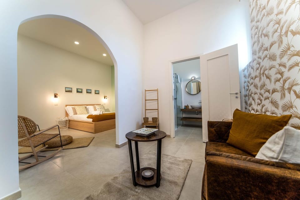 Shower, Toilet, Bathroom, TV and multimedia, Seating area, Bedroom