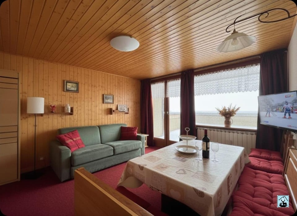 TV and multimedia, Living room, Seating area, Dining area