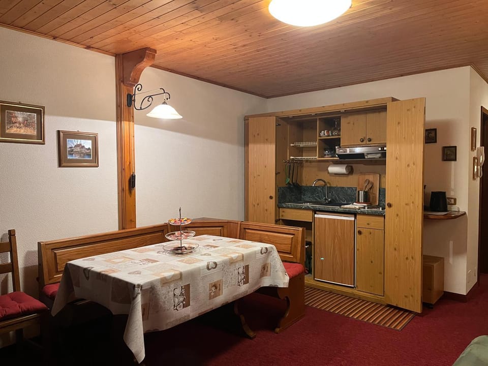 Kitchen or kitchenette, Dining area, minibar, stove