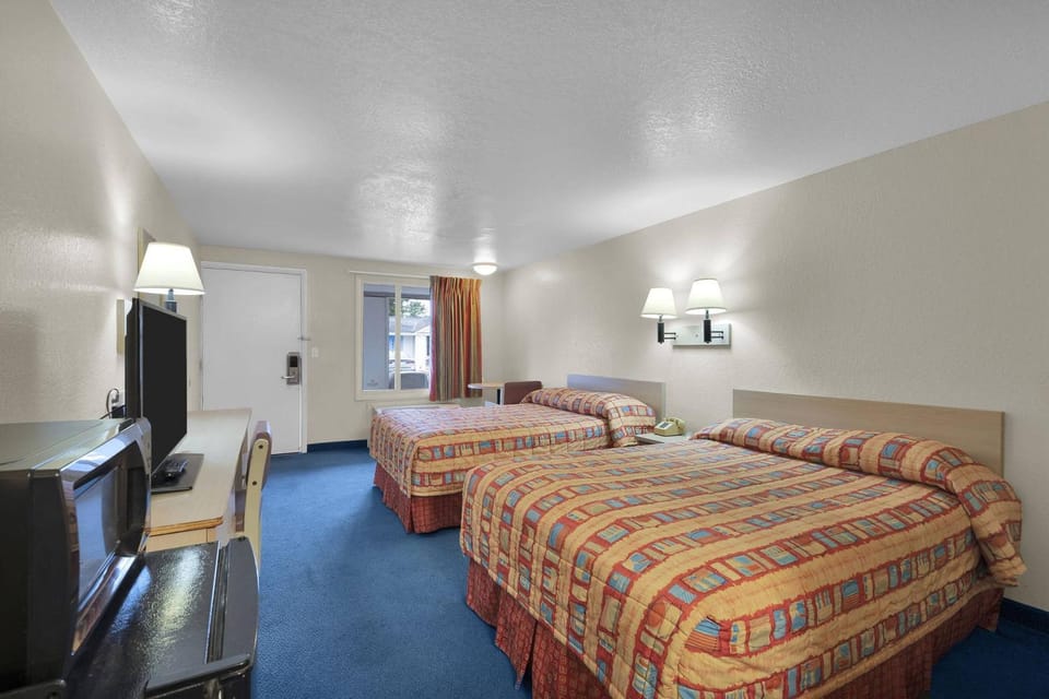 Bed, TV and multimedia, Bedroom