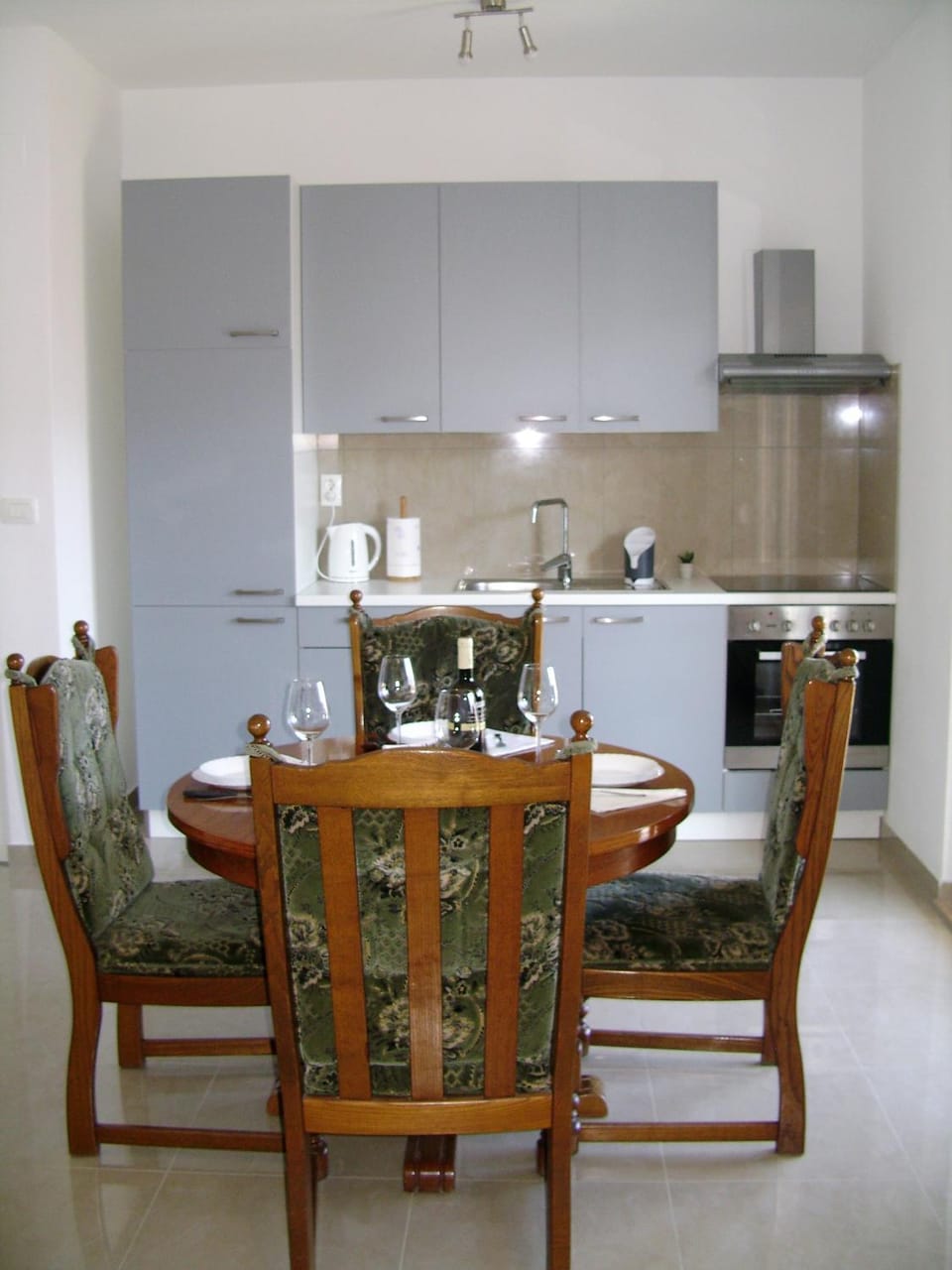 Kitchen or kitchenette, Dining area