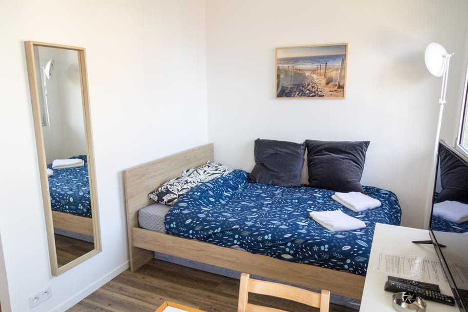 Bed, Living room, Bedroom