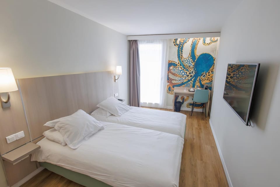 Bed, TV and multimedia, Photo of the whole room, Bedroom
