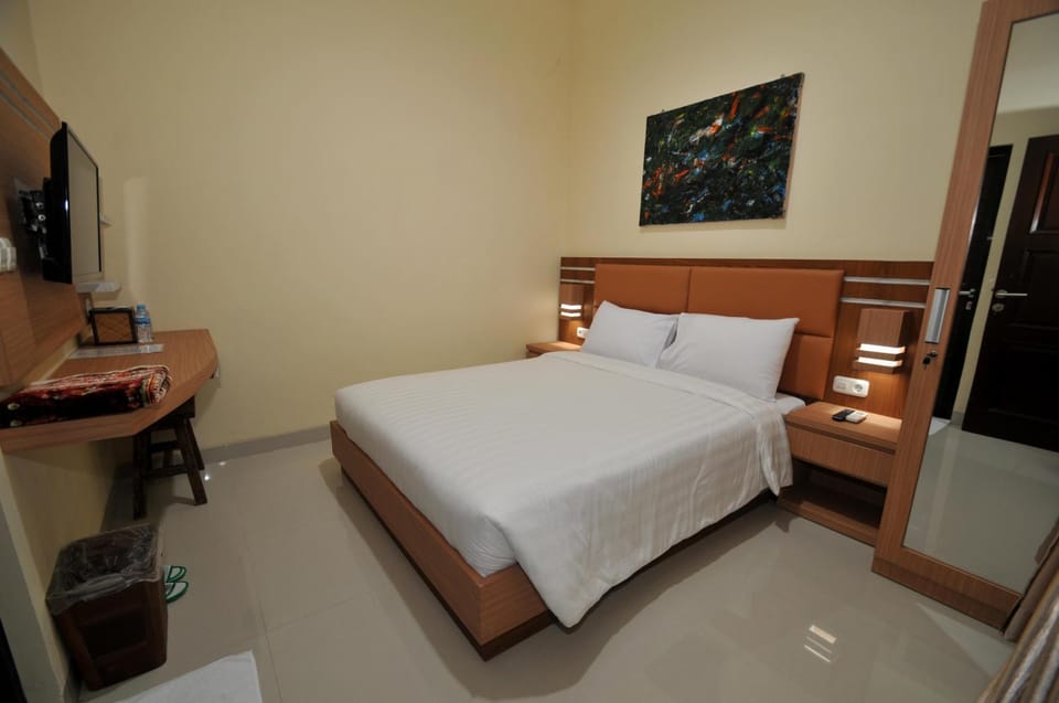 Bed, TV and multimedia, Photo of the whole room, Bedroom