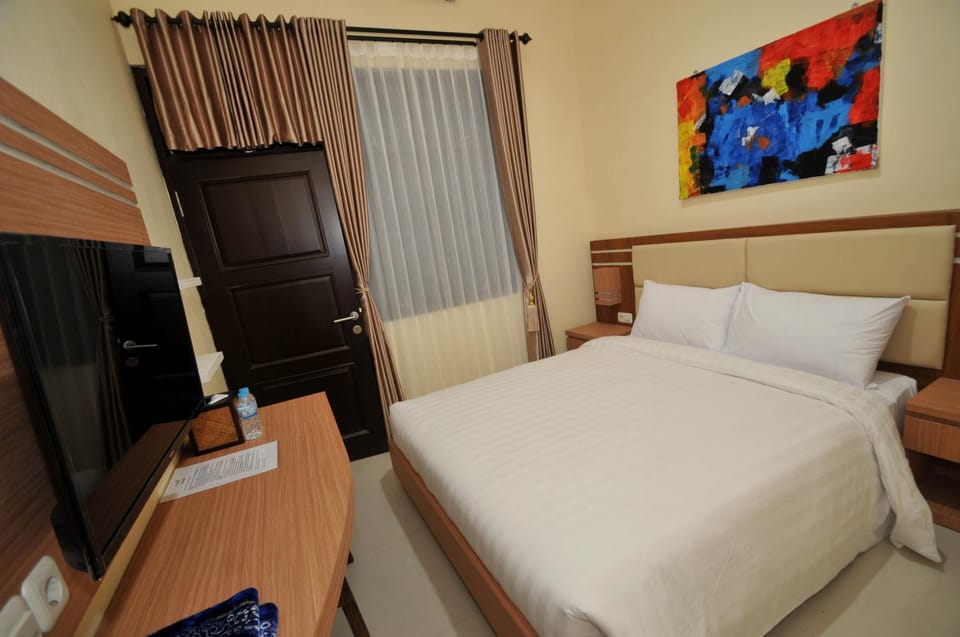 Bed, TV and multimedia, Photo of the whole room, Bedroom
