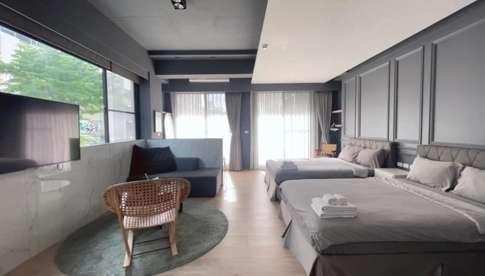 Bed, TV and multimedia, Bedroom