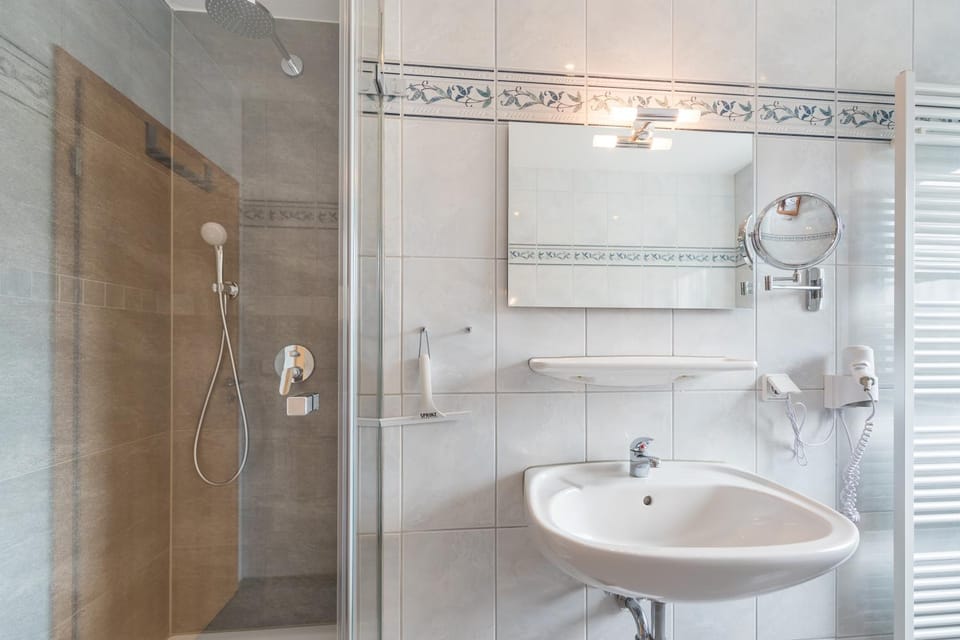 Photo of the whole room, Decorative detail