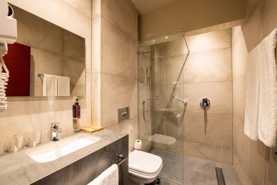 Shower, Toilet, Bathroom, Bath, bidet, towels