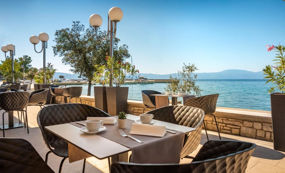 Restaurant/places to eat, Dining area