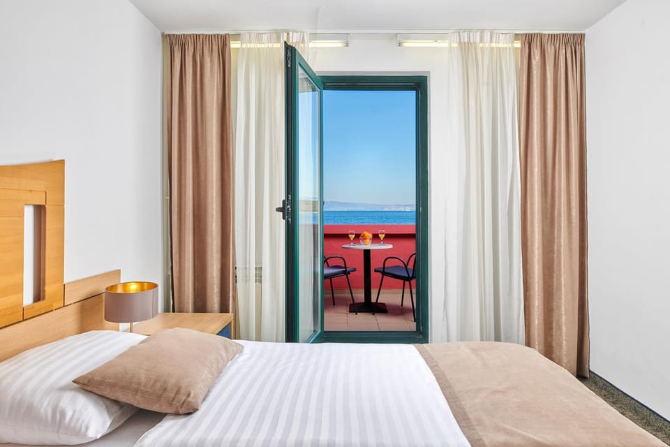 Bed, Photo of the whole room, Sea view