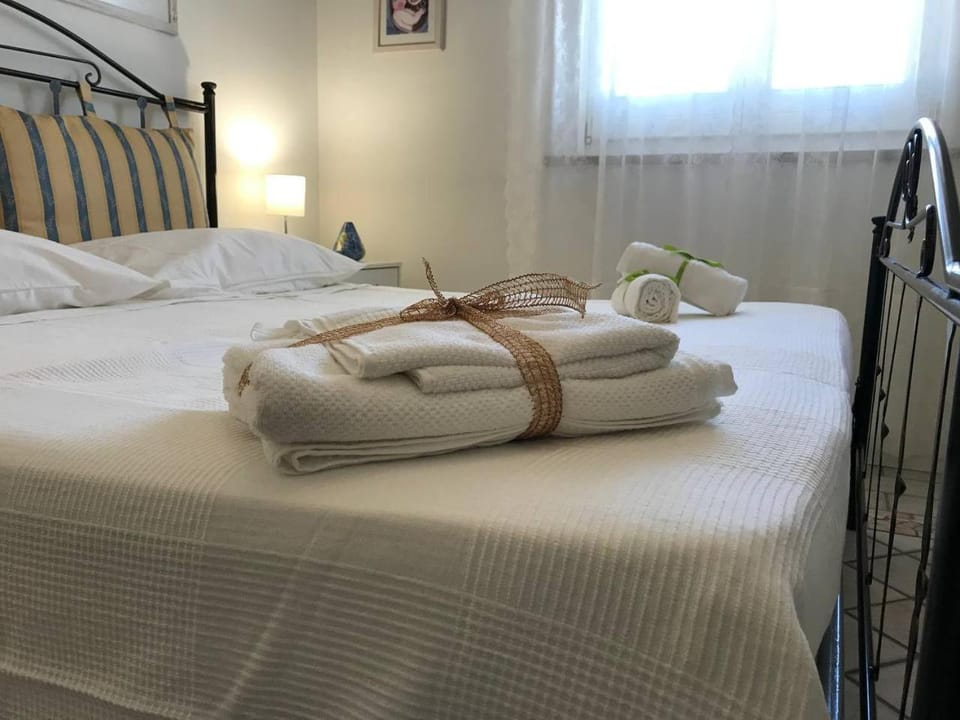 Bed, Bedroom, towels
