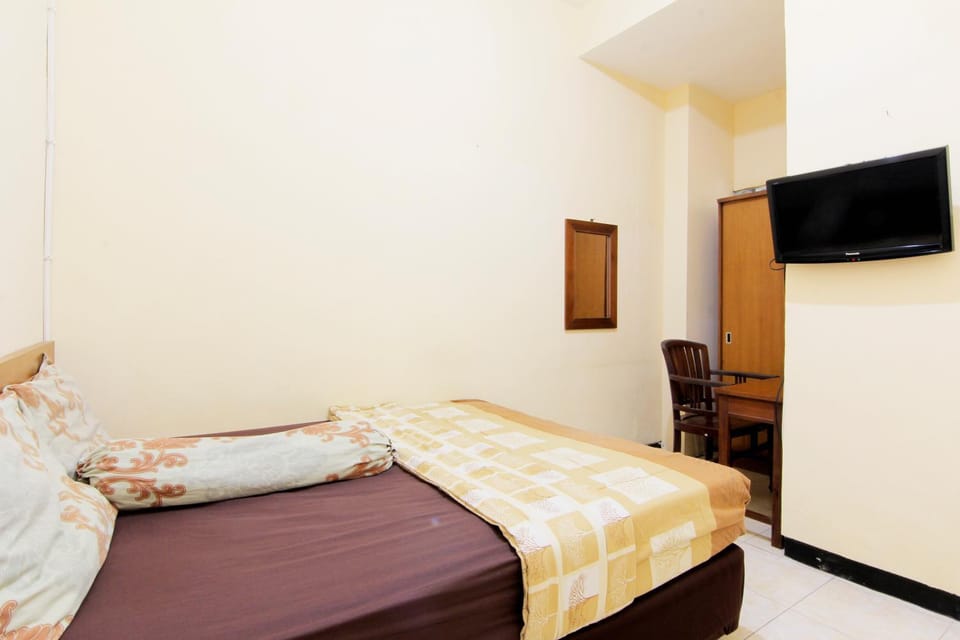 Bed, TV and multimedia, Bedroom