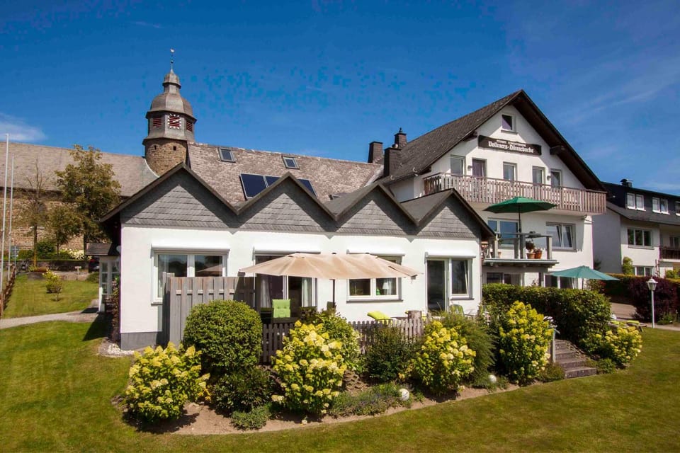 Property building, Garden, Balcony/Terrace