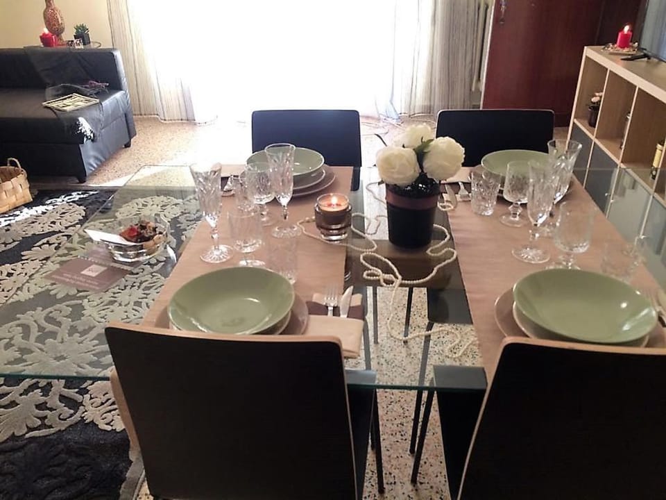 Kitchen or kitchenette, Seating area