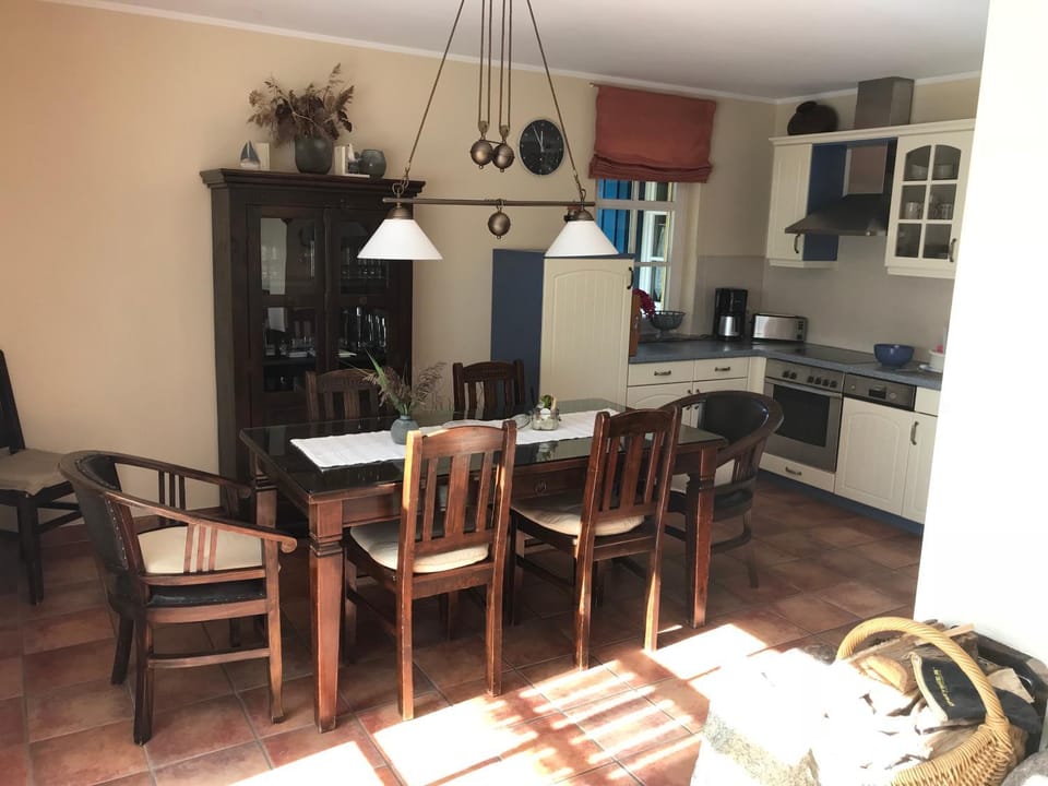 Coffee/tea facilities, Kitchen or kitchenette, Dining area