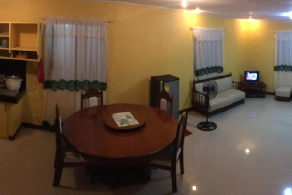 Communal lounge/ TV room, TV and multimedia, Kitchen or kitchenette, Living room, Seating area, Dining area, Communal kitchen