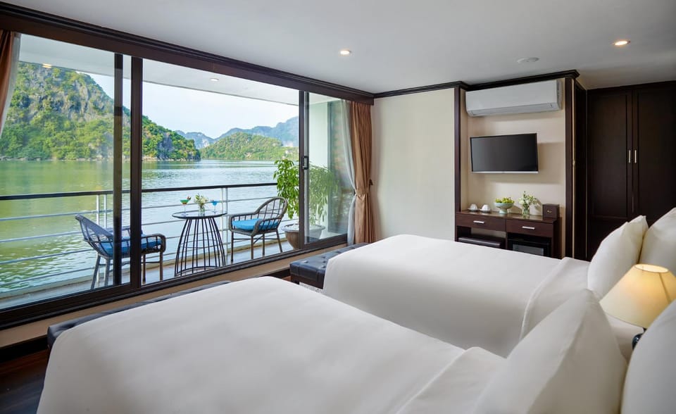 Communal lounge/ TV room, Bed, Natural landscape, TV and multimedia, Photo of the whole room, Bedroom, River view